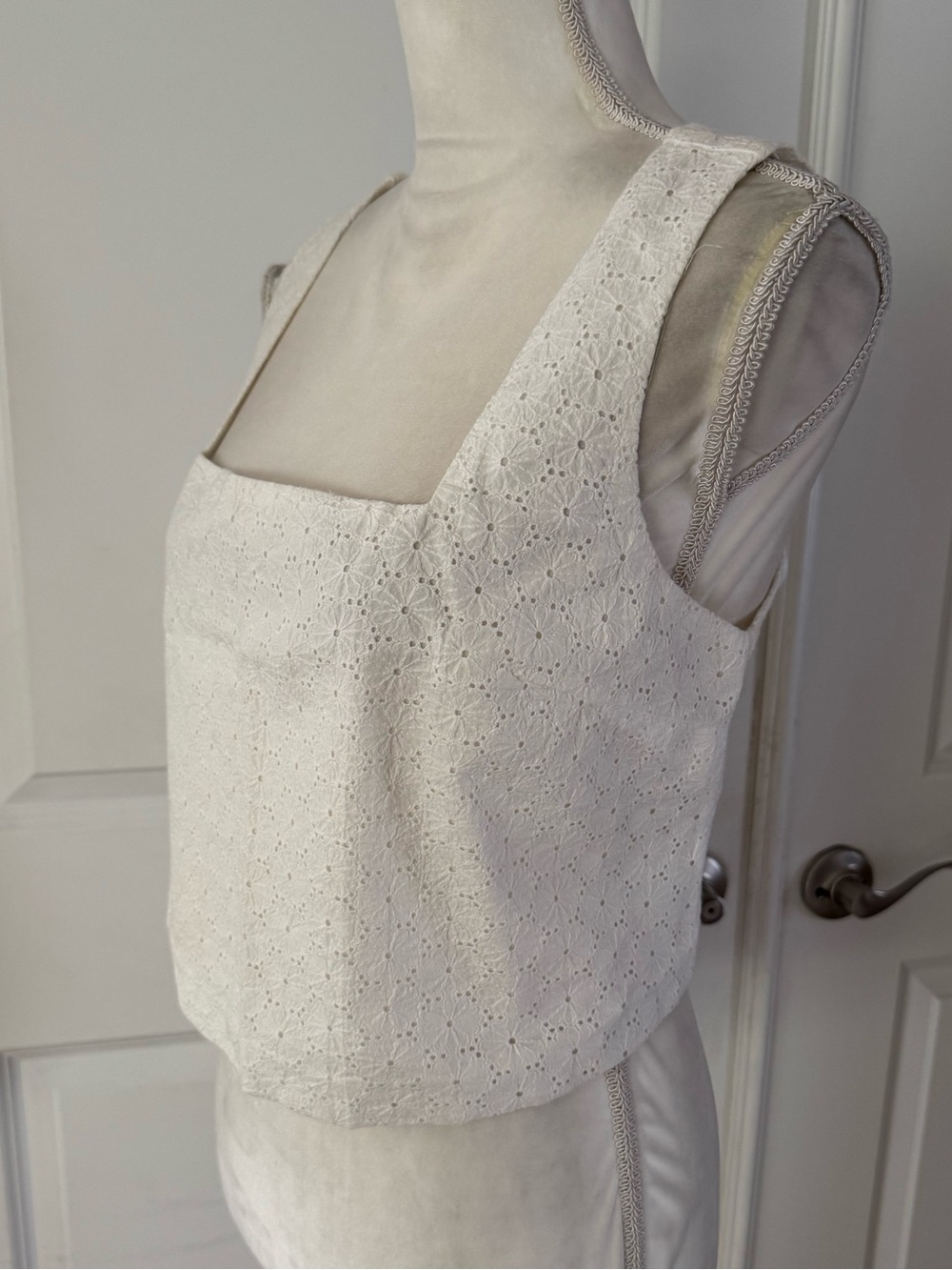 PAIGE White Eyelet Square-Neck Crop Top. Size L. MSRP $179 - Picture 9 of 16